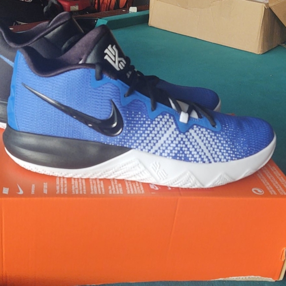 Nike Other - Nike Kyrie Flytrap Dallas